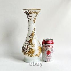 Joli vase en opaline blanche dorée antique probablement français de Baccarat ou St Louis