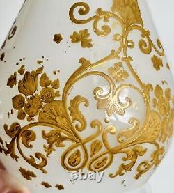 Joli vase en opaline blanche dorée antique probablement français de Baccarat ou St Louis