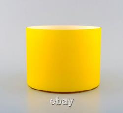Kastrup / Holmegaard. Une paire de grands bols en verre opalin jaune.