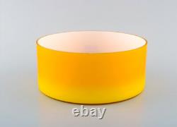 Kastrup / Holmegaard. Une paire de grands bols en verre opalin jaune.