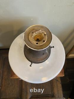 LUMIÈRE PENDANTE EN VERRE OPALINE ET HOLOPHANE ART DÉCO GÉOMÉTRIQUE. Trois disponibles.