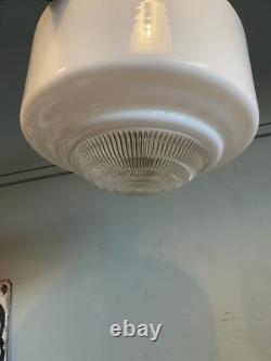 LUMIÈRE PENDANTE EN VERRE OPALINE ET HOLOPHANE ART DÉCO GÉOMÉTRIQUE. Trois disponibles.