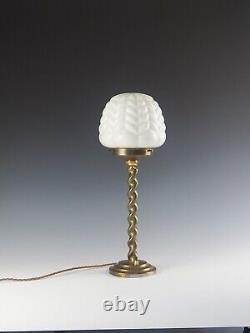 Lampe de table Art Déco en laiton plaqué torsadé à l'orge avec globe en verre opalin Art Déco
