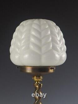 Lampe de table Art Déco en laiton plaqué torsadé à l'orge avec globe en verre opalin Art Déco