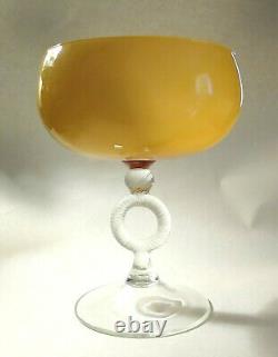 Large Vintage Italian Opaline Chalice Butterscotch des années 60 Empoli Italie 9 pouces Cased <br/>  
<br/> 
 (Note: 'Cased' is often used in English to refer to a material being encased or enclosed within another material, but the meaning may vary slightly in this context. It could refer to the chalice being encased in glass, for example.)
