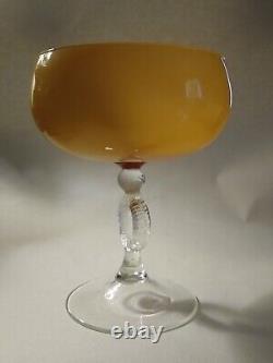 Large Vintage Italian Opaline Chalice Butterscotch des années 60 Empoli Italie 9 pouces Cased
  <br/>

  <br/>
(Note: 'Cased' is often used in English to refer to a material being encased or enclosed within another material, but the meaning may vary slightly in this context. It could refer to the chalice being encased in glass, for example.)