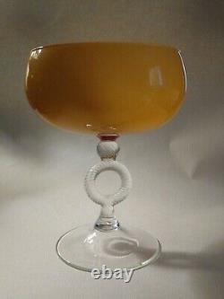 Large Vintage Italian Opaline Chalice Butterscotch des années 60 Empoli Italie 9 pouces Cased  <br/> 
 	 <br/>(Note: 'Cased' is often used in English to refer to a material being encased or enclosed within another material, but the meaning may vary slightly in this context. It could refer to the chalice being encased in glass, for example.)