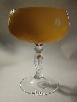 Large Vintage Italian Opaline Chalice Butterscotch des années 60 Empoli Italie 9 pouces Cased 
<br/>  <br/>  

(Note: 'Cased' is often used in English to refer to a material being encased or enclosed within another material, but the meaning may vary slightly in this context. It could refer to the chalice being encased in glass, for example.)