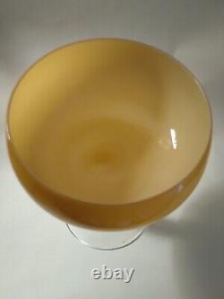 Large Vintage Italian Opaline Chalice Butterscotch des années 60 Empoli Italie 9 pouces Cased	<br/>
 <br/>
(Note: 'Cased' is often used in English to refer to a material being encased or enclosed within another material, but the meaning may vary slightly in this context. It could refer to the chalice being encased in glass, for example.)