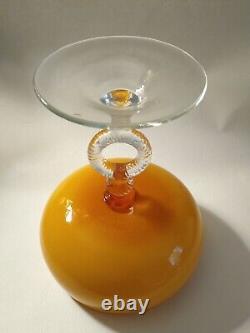 Large Vintage Italian Opaline Chalice Butterscotch des années 60 Empoli Italie 9 pouces Cased<br/>  	 <br/>	 (Note: 'Cased' is often used in English to refer to a material being encased or enclosed within another material, but the meaning may vary slightly in this context. It could refer to the chalice being encased in glass, for example.)