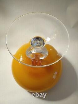 Large Vintage Italian Opaline Chalice Butterscotch des années 60 Empoli Italie 9 pouces Cased<br/>
<br/>	 
(Note: 'Cased' is often used in English to refer to a material being encased or enclosed within another material, but the meaning may vary slightly in this context. It could refer to the chalice being encased in glass, for example.)