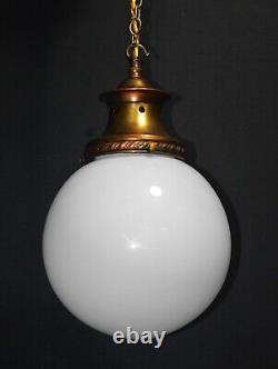 Luminaire suspendu d'école en verre opalin et en bronze de style Art déco Edwardien des années 1910