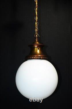 Luminaire suspendu d'école en verre opalin et en bronze de style Art déco Edwardien des années 1910