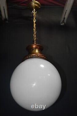 Luminaire suspendu d'école en verre opalin et en bronze de style Art déco Edwardien des années 1910