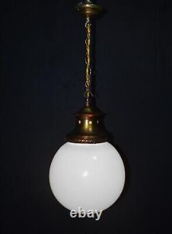 Luminaire suspendu d'école en verre opalin et en bronze de style Art déco Edwardien des années 1910