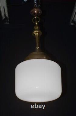 Luminaire suspendu d'école en verre opalin industriel de style Art déco en bronze et laiton de 1920