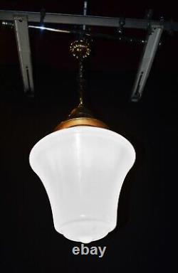 Luminaire suspendu géométrique en verre opaline antique art déco industriel et bronze RARE