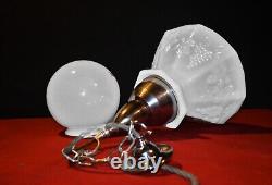 Luminaire suspendu vintage art déco en verre de lait en pierre de lune et globe en opaline des années 1940