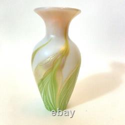 Lundberg Art Vase Vase Studios Pulled Feather Or Opalescent Iridescent Vert