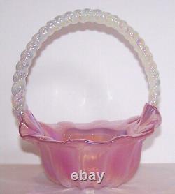 Magnifique panier en verre d'art rose iridescent avec poignée opaque/opaline de 7 3/8 pouces de hauteur