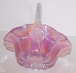 Magnifique panier en verre d'art rose iridescent avec poignée opaque/opaline de 7 3/8 pouces de hauteur