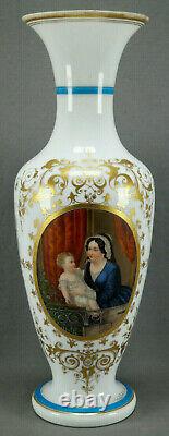 Milieu du XIXe siècle Français Baccarat Opaline HP Mère Enfant & Or 17 3/8 pouces Vase
