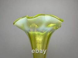 NOUVELLE INSCRIPTION Vase trompette en verre opalescent vert c1900 Art Nouveau