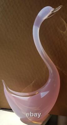 Oiseau sculptural en verre art opalescent rose signé par Elio Raffael magnifique