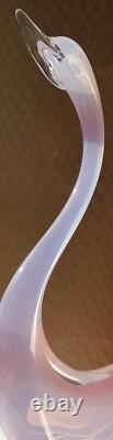 Oiseau sculptural en verre art opalescent rose signé par Elio Raffael magnifique
