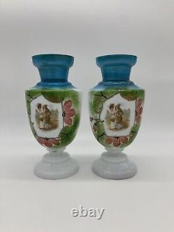 Paire Antique De Vases En Verre De Lait Peint À La Main Bleu Opaline Et Blanc
