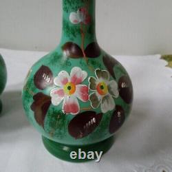 Paire Vases En Verre Victorien- Vert Opaline Fleurs Colorées Peintes À La Main