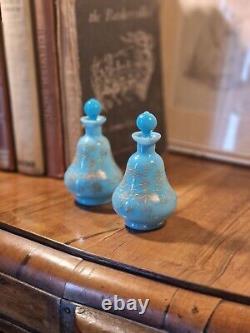 Paire d'anciennes bouteilles à parfum en verre opaline bleu œuf de robin de style victorien avec émail de la marque Moser