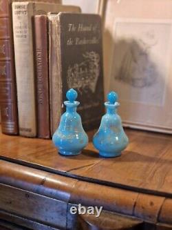 Paire d'anciennes bouteilles de parfum en verre opalin bleu de Moser de l'époque victorienne