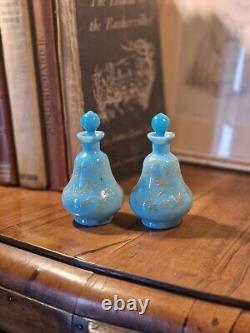 Paire d'anciennes bouteilles de parfum en verre opalin bleu de Moser de l'époque victorienne