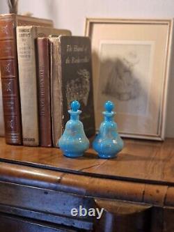 Paire d'anciennes bouteilles de parfum en verre opalin bleu de Moser de l'époque victorienne