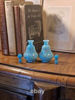 Paire d'anciennes bouteilles de parfum en verre opalin bleu de Moser de l'époque victorienne