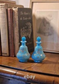 Paire d'anciennes bouteilles de parfum en verre opalin bleu de Moser de l'époque victorienne