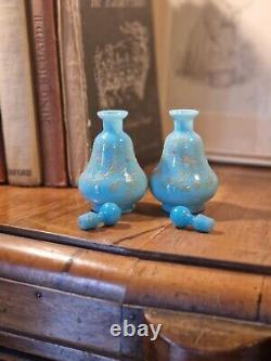 Paire d'anciennes bouteilles de parfum en verre opalin bleu de Moser de l'époque victorienne