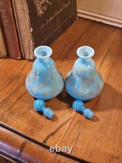 Paire d'anciennes bouteilles de parfum en verre opalin bleu de Moser de l'époque victorienne
