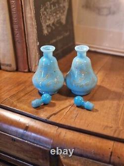 Paire d'anciennes bouteilles de parfum en verre opalin bleu de Moser de l'époque victorienne