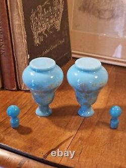 Paire d'anciennes bouteilles de parfum en verre opalin bleu de Moser de l'époque victorienne