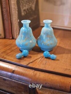 Paire d'anciennes bouteilles de parfum en verre opalin bleu de Moser de l'époque victorienne