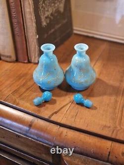 Paire d'anciennes bouteilles de parfum en verre opalin bleu de Moser de l'époque victorienne