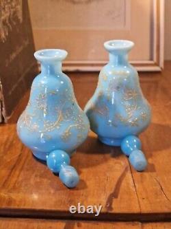Paire d'anciennes bouteilles de parfum en verre opalin bleu de Moser de l'époque victorienne