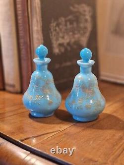 Paire d'anciennes bouteilles de parfum en verre opalin bleu de Moser de l'époque victorienne