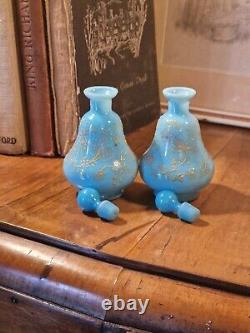 Paire d'anciennes bouteilles de parfum en verre opalin bleu de Moser de l'époque victorienne