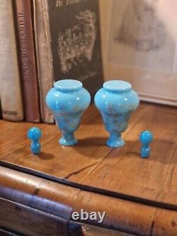 Paire d'anciennes bouteilles de parfum en verre opalin bleu de Moser de l'époque victorienne