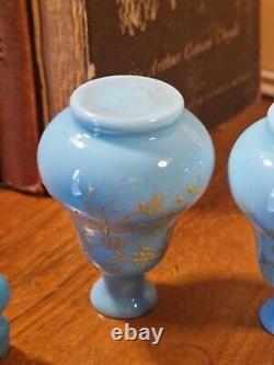 Paire d'anciennes bouteilles de parfum en verre opalin bleu de Moser de l'époque victorienne