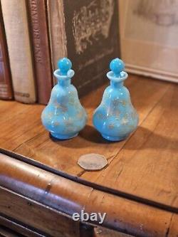 Paire d'anciennes bouteilles de parfum en verre opalin bleu de Moser de l'époque victorienne