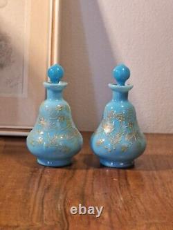 Paire d'anciennes bouteilles de parfum en verre opalin bleu de Moser de l'époque victorienne